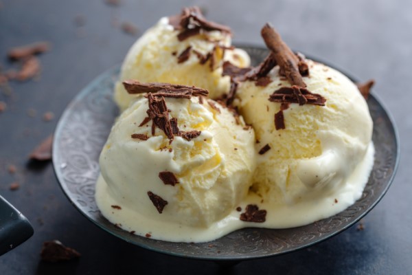 Image of a vanilla-flavored ice cream in Houston with a touch of chocolate to enjoy at any time.